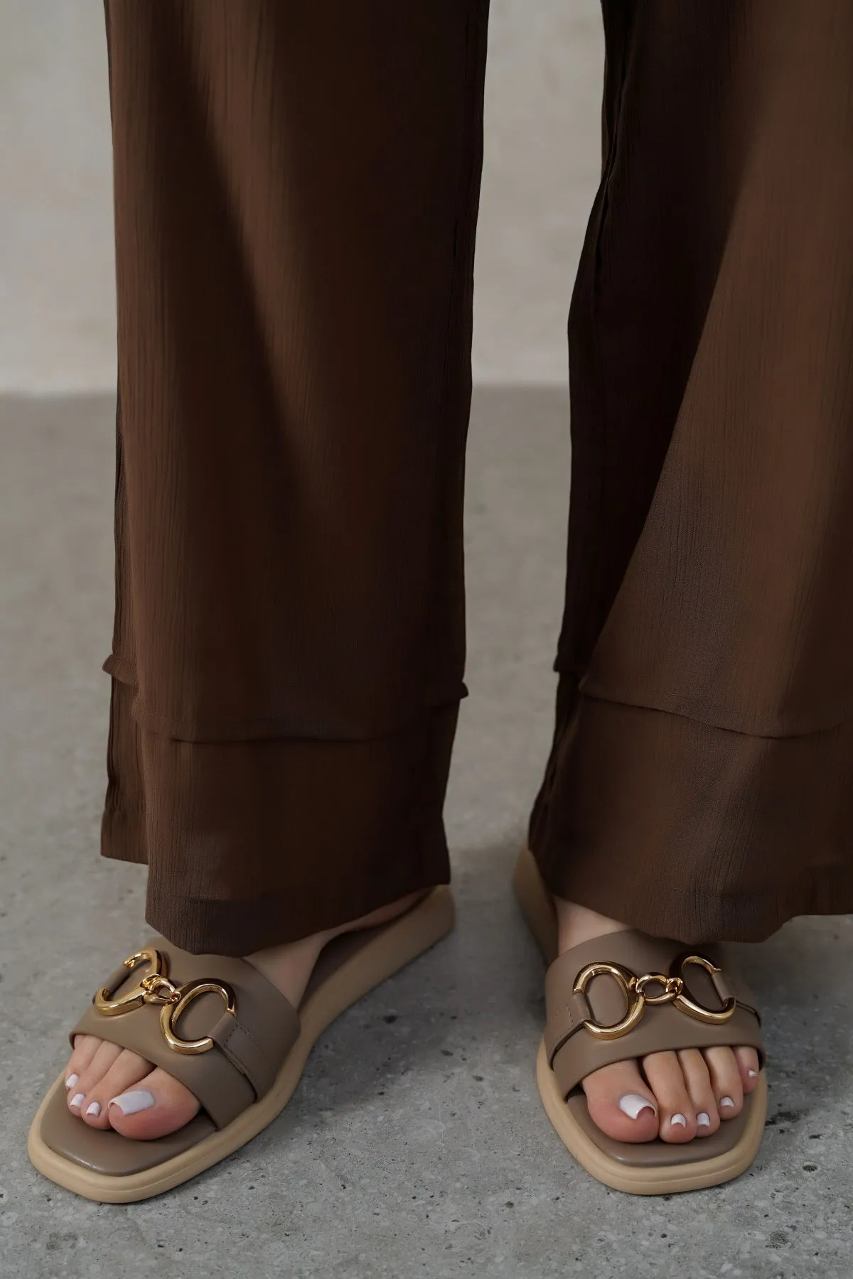 COMFY BUCKLE SLIDES