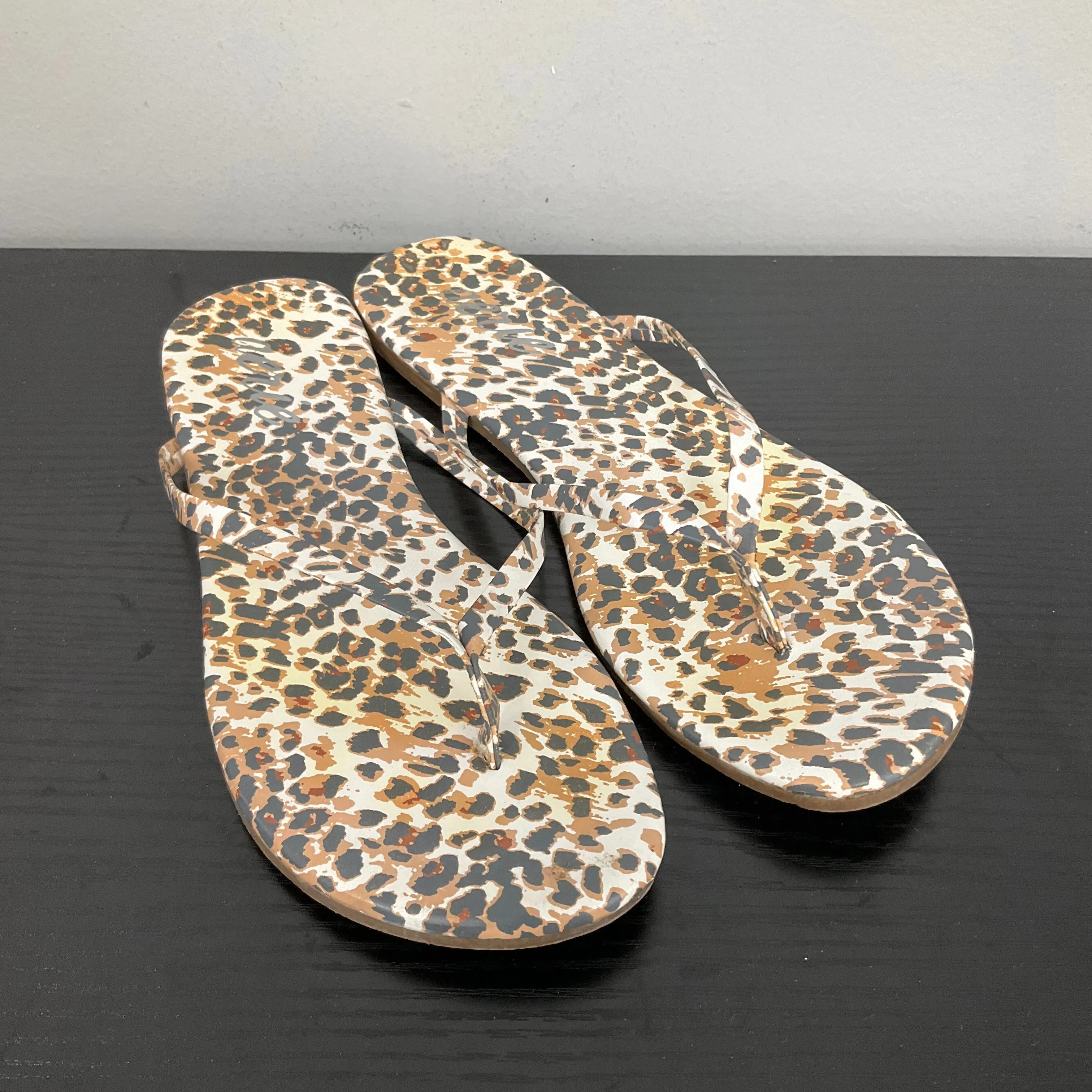 SANDALS FLIP FLOPS by AERIE In ANIMAL PRINT, Size: 7